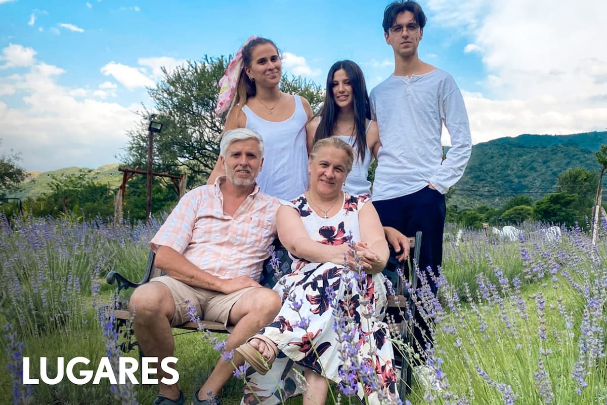 Rubén Villarruel y Claudia Morano trabajan en familia con las lavandas todo el año