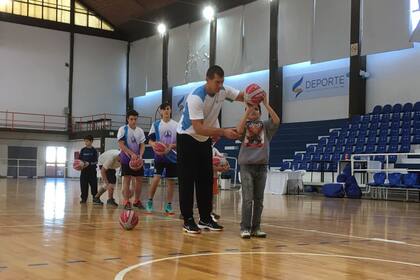 Rubén Wolkowyski y su clase de básquetbol para los chicos