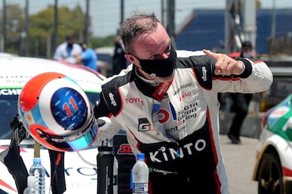 El festejo de Rubens Barrichello, ganador de las dos carreras que el Súper TC2000 desarrolló en el circuito N°6 del autódromo Oscar y Juan Gálvez