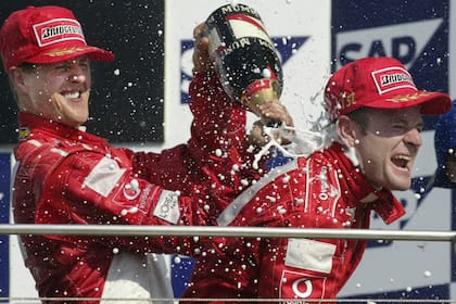 Festeja Ferrari: Michael Schumacher y Rubens Barrichello, segundo y primero en el Gran Premio de Estados Unidos de 2002, en el mítico Indianapolis Motor Speedway; "era un fenómeno, pero yo estaba ahí para exigirlo y ganarle", dice Rubinho sobre la relación con el alemán.