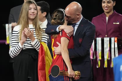 Rubiales besa y abraza a Aitana, que no devuelve el gesto, durante la ceremonia de premiación de España como campeona del mundo