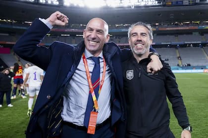 Rubiales se abraza con Vilda, quien aplaudió efusivamente al expresidente de la Real Federación de España cuando se defendió de las acusaciones en su contra; ambos fueron apartados de sus cargos