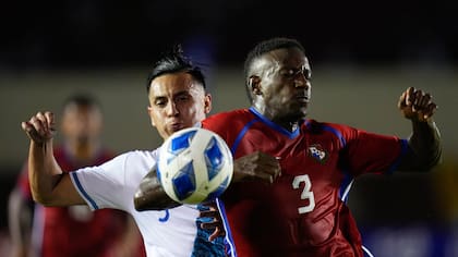 Rubio Rubin de Guatemala, izquierda, y José Córdoba de Panamá pelean por el balón durante un partido de la Liga de Naciones de la CONCACAF en el estadio Rommel Fernández, en la ciudad de Panamá, el martes 17 de octubre de 2023. (Foto AP/Arnulfo Franco)