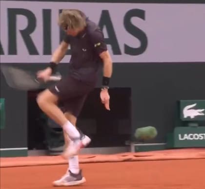 Rublev pegándose con la raqueta en la rodilla izquierda