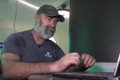 La cabina de Koch está conectada a una casa flotante ubicada a tan solo 15 minutos en bote desde la marina de Linton Bay (Captura de pantalla de YouTube: AFP Español)