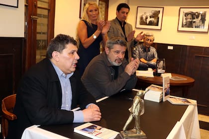 Rudy Fernando Ulloa junto a Victor Santa María, durante la presentación del libro "Mi amigo, el presidente" en el bar NK Ateneo