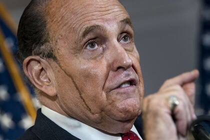 Rudy Giuliani habla con la prensa sobre varias demandas relacionadas con las elecciones de 2020, dentro de la sede del Comité Nacional Republicano