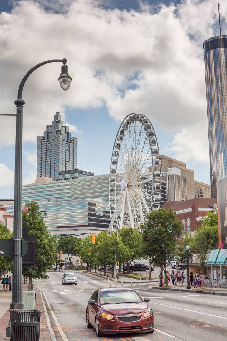 Rueda de la Fortuna, de 60 metros de altura, en pleno downtown, frente al Centennial Olympic Park.