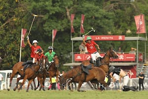 Rueda Jerónimo Del Carril delante de Francisco Elizalde, que está por tocar tierra, en La Irenita 13 vs La Ensenada-RS Murus Sanctus 11, por el Abierto de Palermo; el back será expulsado por la infracción, pese a ser el que cayó más violentamente.