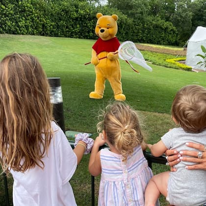 Rufina, Magnolia y Amancio disfrutan de uno de los show de Disney World, donde viajaron junto a su madre, la China Suárez y a su tío Agustín