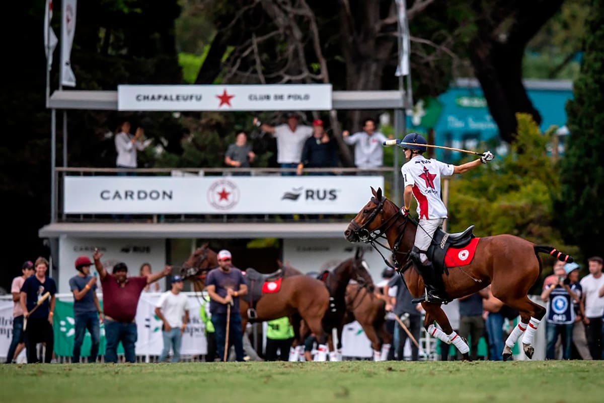 Rufino Bensadón celebra lo que pocos creían factible: Chapaleufú le ganó a La Natividad, el equipo sensación de esta Triple Corona, con un gol de oro en el Campeonato Argentino Abierto.