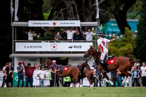 Rufino Bensadón celebra lo que pocos creían factible: Chapaleufú le ganó a La Natividad, el equipo sensación de esta Triple Corona, con un gol de oro en el Campeonato Argentino Abierto.