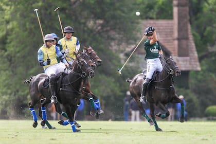 Rufino Bensadón pegó largo, delante de Torres Zavaleta e Isidro Strada; La Hache jugó de primera y avasalló a La Irenita.