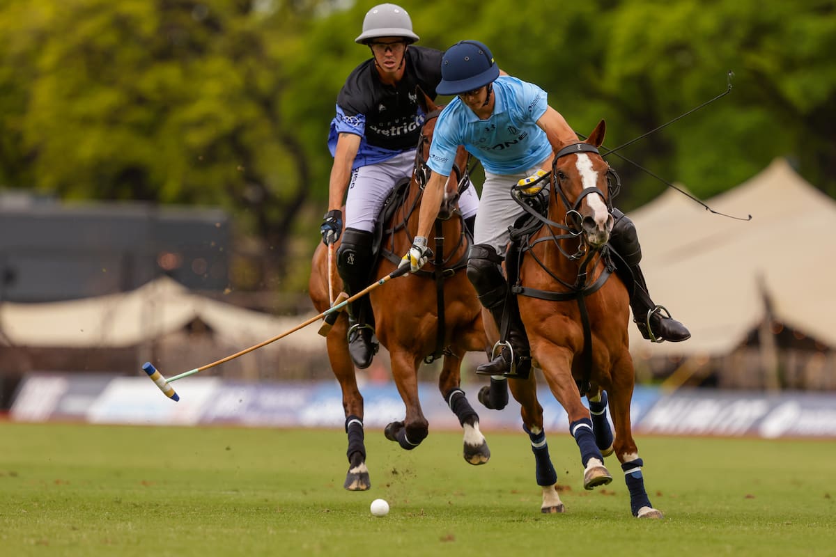 Rufino Bensadón supera a Jerónimo del Carill en una corrida; el delantero y el back fueron los mejores de Cría La Dolfina y La Ensenada, respectivamente, en la primera fecha del Abierto de Palermo.