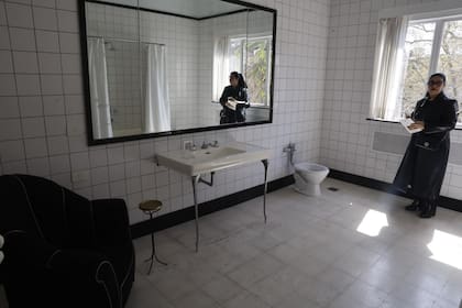 Arkheion, galería nómade de diseño coleccionable, equipó hasta el cuarto de baño de Victoria Ocampo con muebles y objetos