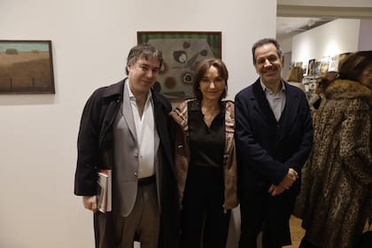 El coleccionista Andrés Buhar, Pela Herrero y Andrés Gribnicov, directivos de la Asociación Amigos del Museo Nacional de Bellas Artes