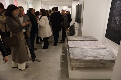 Entre los puntos más altos de la feria están los colchones de Guillermo Kuitca que la galería Maman trajo especialmente de Estados Unidos