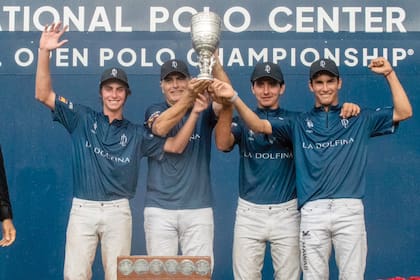 Rufino Merlos, Alejandro Aznar, Tomás Panelo y Poroto levantan la copa.