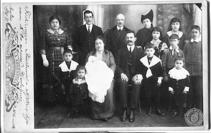 Rufino.Con el padrinazgo presidencial fue bautizado el séptimo hijo varón del señor José Rodríguez. Representó al Presidente, el Jefe Político del departamento General López, señor Antonio Montes y fue madrina la señora Lola Vera Crouzeilles. Al niño se le dio el nombre de Carlos María.