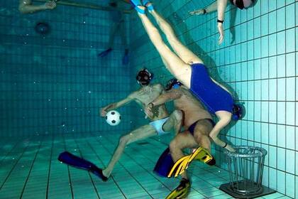 Rugby subacuático, una divertida creación alemana.