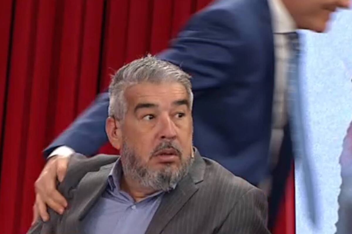 Ruggeri pasa por detrás del Chavo Fucks en medio de "F90"