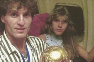Ruggeri y Nancy, de regreso de México, donde los argentinos dieron la vuelta olímpica de la mano de Maradona