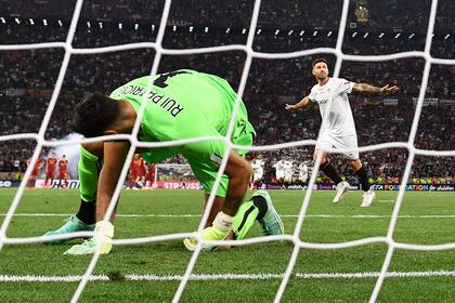 Rui Patricio se resigna, y Gonzalo Montiel empieza el festejo de Sevilla tras anotar el penal decisivo