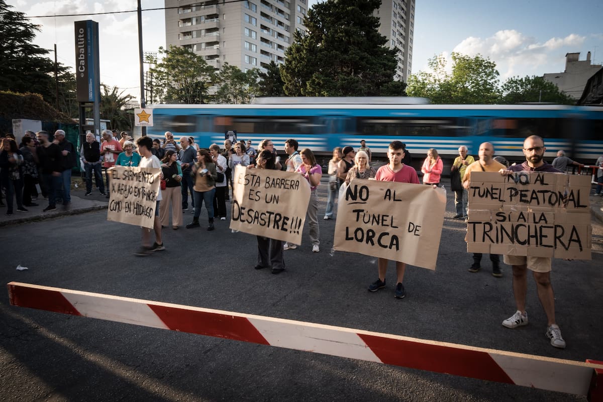 Ruidazo de vecinos de Caballito en contra de la construcción de un túnel en la calle Federico García Lorca y las vías del tren Sarmiento