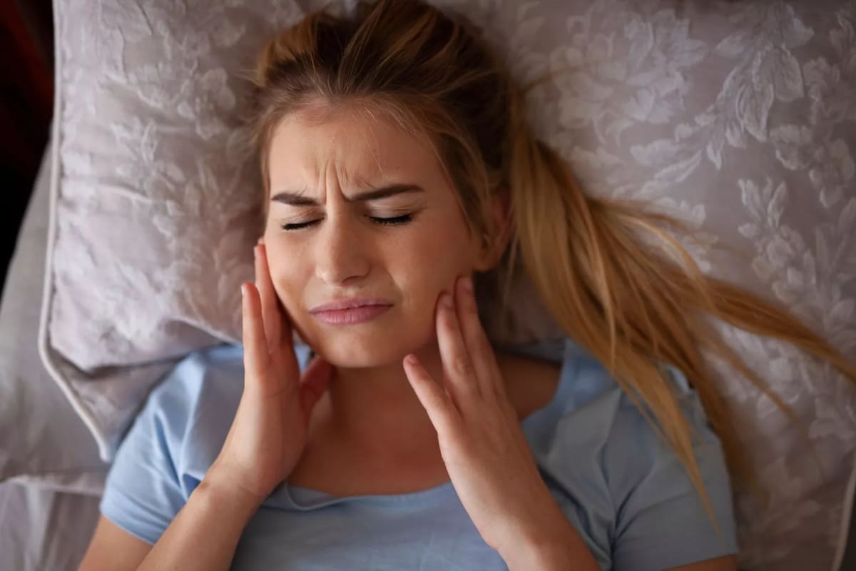 Ruido en la mandíbula: la causa más común suele ser la disfunción temporomandibular (DTM), una afección que involucra problemas con los músculos, los ligamentos, el disco articular o la articulación misma