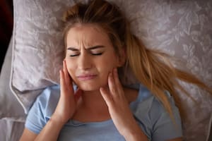 Las razones de por qué ocurre el ruido y traqueo en la mandíbula