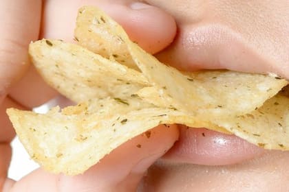 Ruidos como el de alguien comiendo papitas fritas pueden desencadenar la ira de alguien con misofonía.