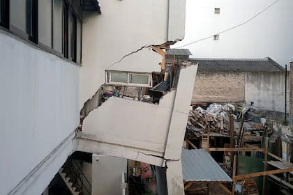 Ruidos molestos, polvo en suspensión e, incluso, el peligro de grietas son algunos de los problemas que enfrentan los vecinos; a veces, las disputas terminan en la Justicia