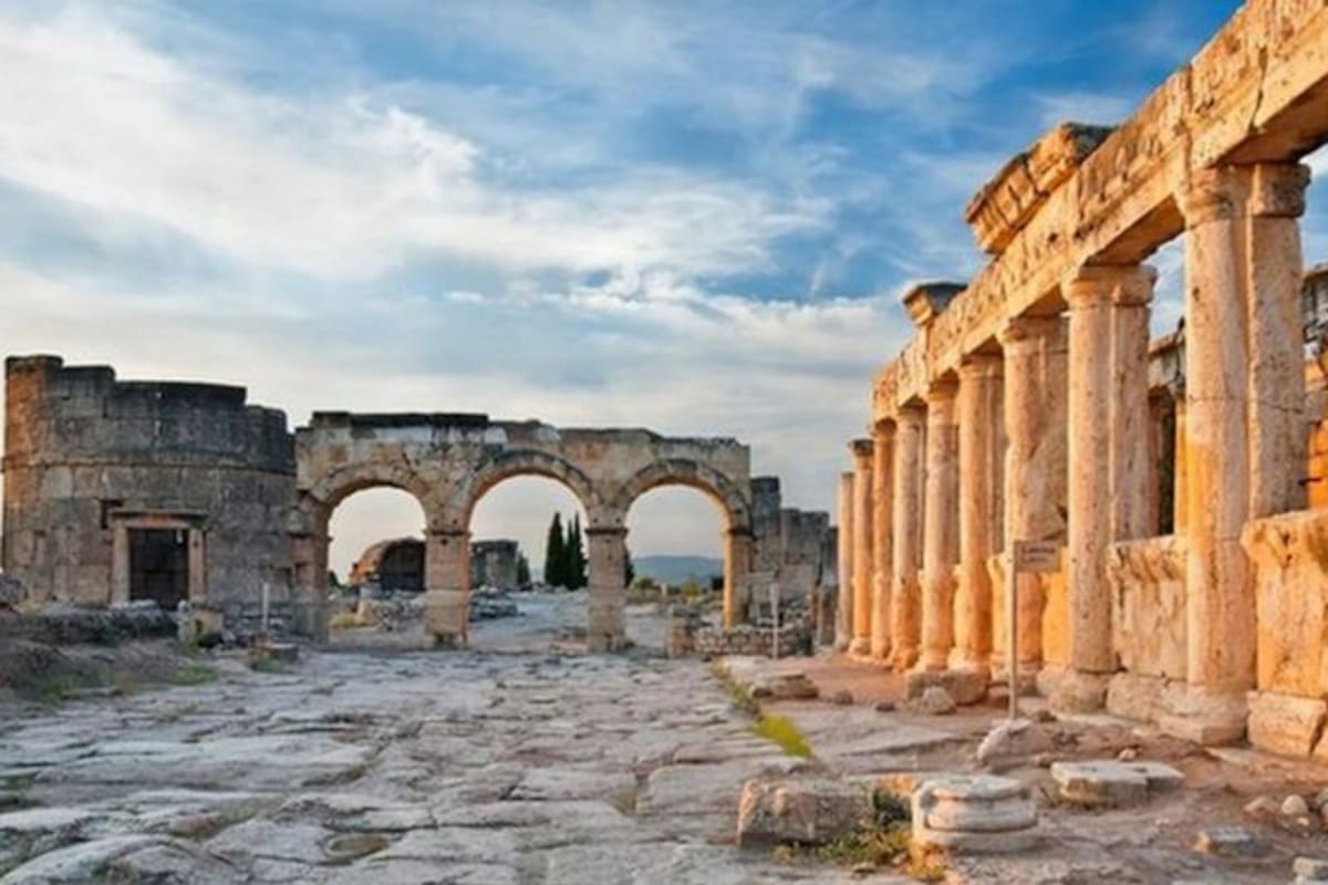 Ruinas de la ciudad de Hierápolis donde se encuentran los restos del santuario de Plutonio