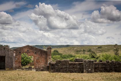 Ruinas de la vieja usina hidroeléctrica Cuñapirú, donde se procesaba el oro proveniente de las minas San Gregorio y Santa Ernestina.