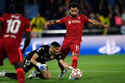 Rulli, a los pies de Mohamed Salah; el arquero argentino de Villarreal tuvo una actuación poco propicia frente a Liverpool en la segunda semifinal de la Champions