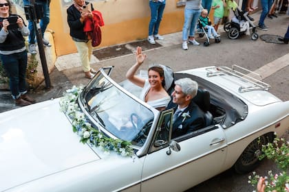Rumbo a la fiesta, a bordo de un clásico Roadster MGB Cabriolet de color blanco que, según la prensa local, data de 1962 y fue fabricado en Gran Bretaña.