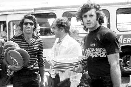Rumbo a la hazaña: Belfonte con Guillermo Vilas para disputar el Masters 1974, que ganaría sobre césped en Australia; con ellos, Manuel Orantes