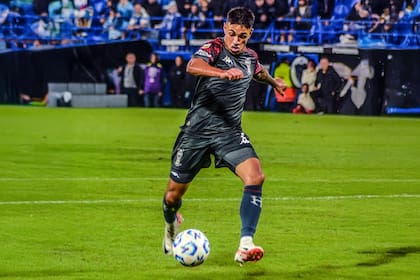 Rumbo a uno de los dos goles que tiene en el torneo Apertura el delantero de Huracán: a Vélez, para ganarle en el José Amalfitani.