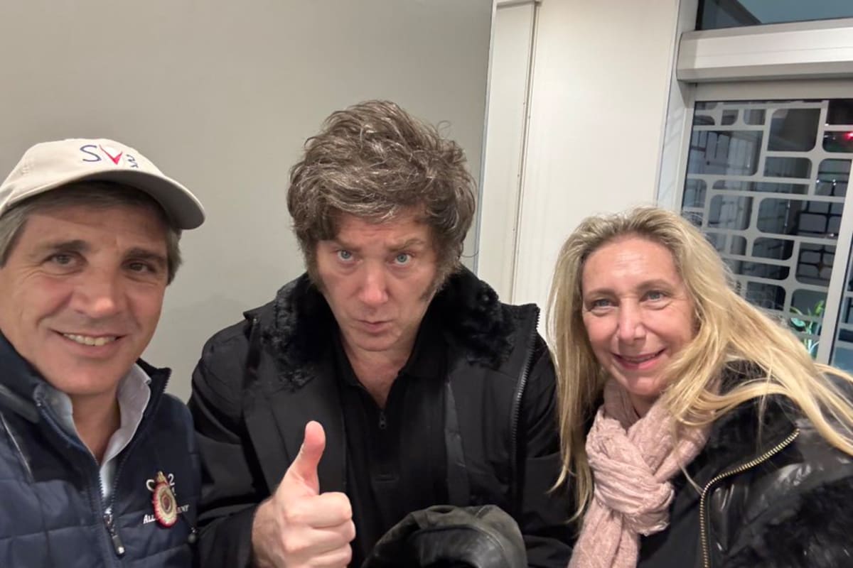 "Rumbo a USA con los jefes", escribió Caputo en su cuenta de X