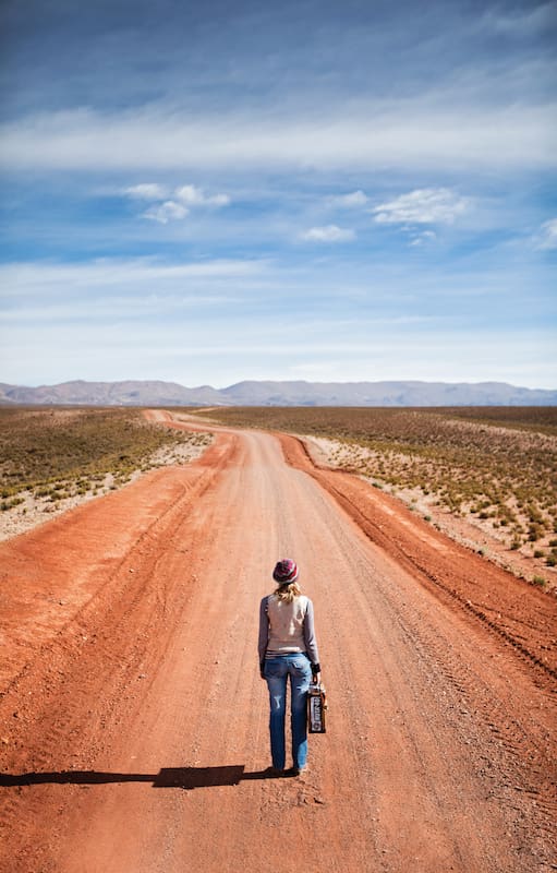 Rumbo norte sobre el camino de tierra anaranjada, a la salida de Coranzulí.