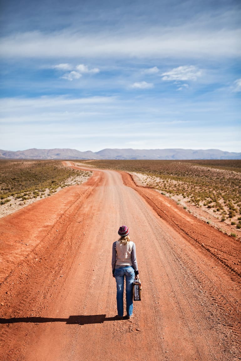 Rumbo norte sobre el camino de tierra anaranjada, a la salida de Coranzulí.