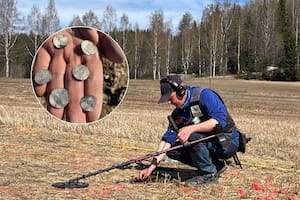 Rune Sætre, uno de los dos detectoristas que descubrieron el tesoro de monedas vikingas, en la zona del hallazgo