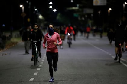 Las salidas a correr, las caminatas recreativas, los paseos en bicicleta o rollers se podrán hacer de 19 a 9; el uso del tapaboca no será obligatorio y las salidas serán por terminación del número de DNI