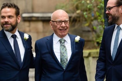 Rupert Murdoch acompañado de sus hijos, Lachlan (izquierda) y James (derecha)