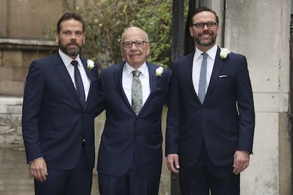 De izquierda a derecha, Lachlan Murdoch, Rupert Murdoch y James Murdoch llegan a la iglesia de St Bride para la ceremonia de celebración de la boda de Rupert Murdoch y Jerry Hall en Londres, el sábado 5 de marzo de 2016