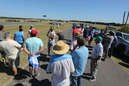 Ruralistas al llegar a la concentración en la ruta 9, en San Pedro