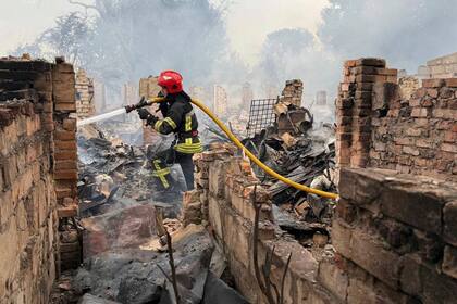 Rusia ataca Kiev con más misiles y drones que causan incendios y dejan 2 muertos