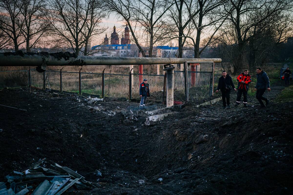 Rusia continuó con los bombardeos contra Ucrania empezado el nuevo año; aquí un cráter dejado por un ataque con misiles en la ciudad sureña de Mykolayiv