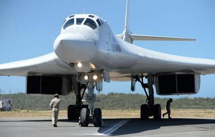 Rusia envió de visita a Venezuela dos cazabombarderos supersónicos TU-160.