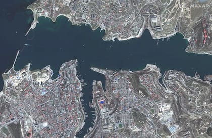 Rusia tiene una importante base naval en la bahía de Sebastopol en Crimea. (Maxar Technologies)